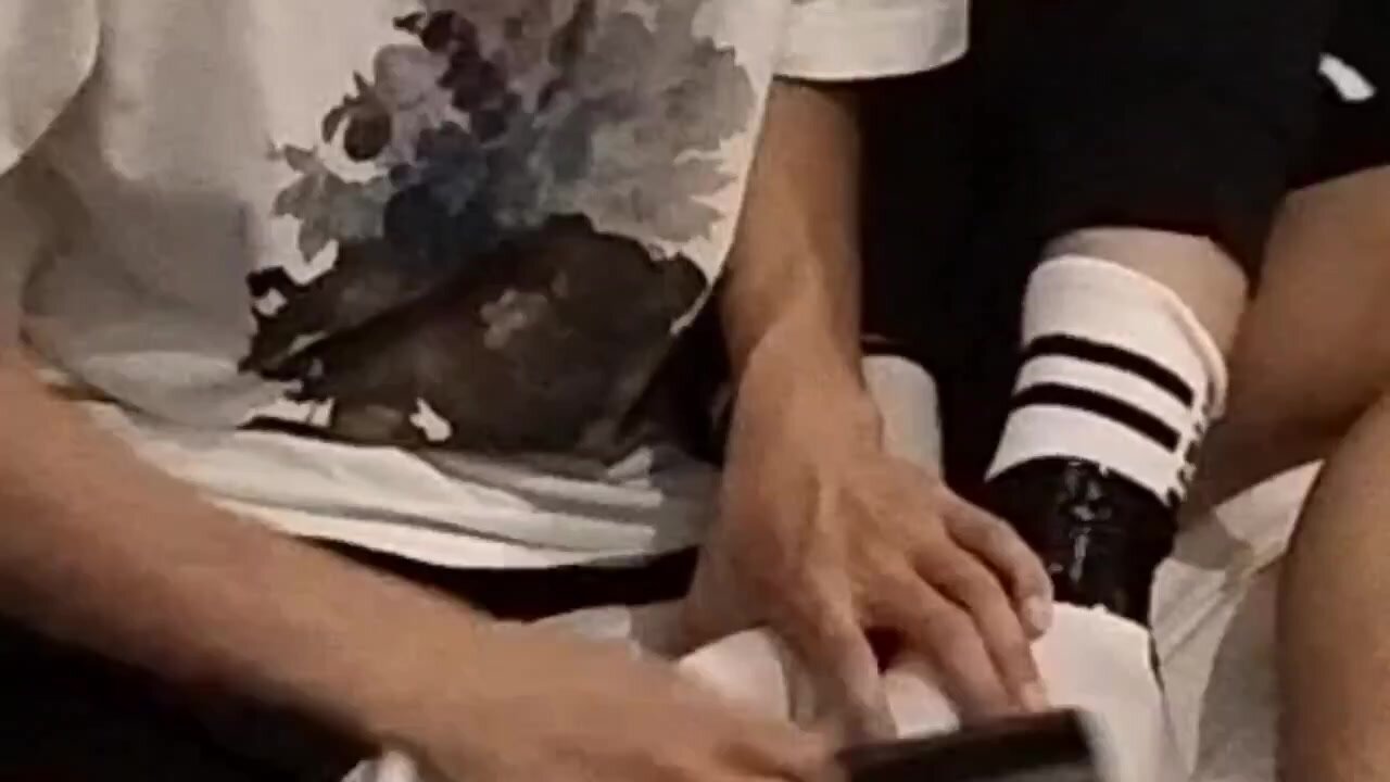 白袜男孩被挠2