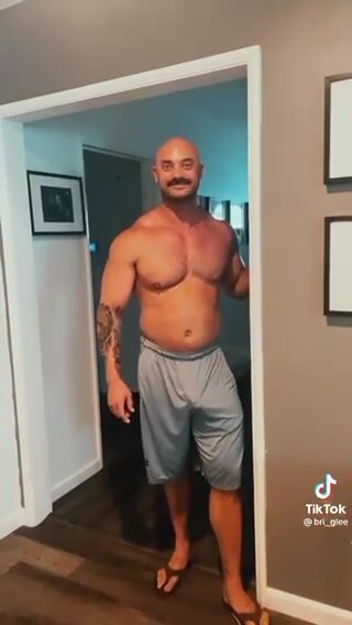 Daddy showing us what he’s got