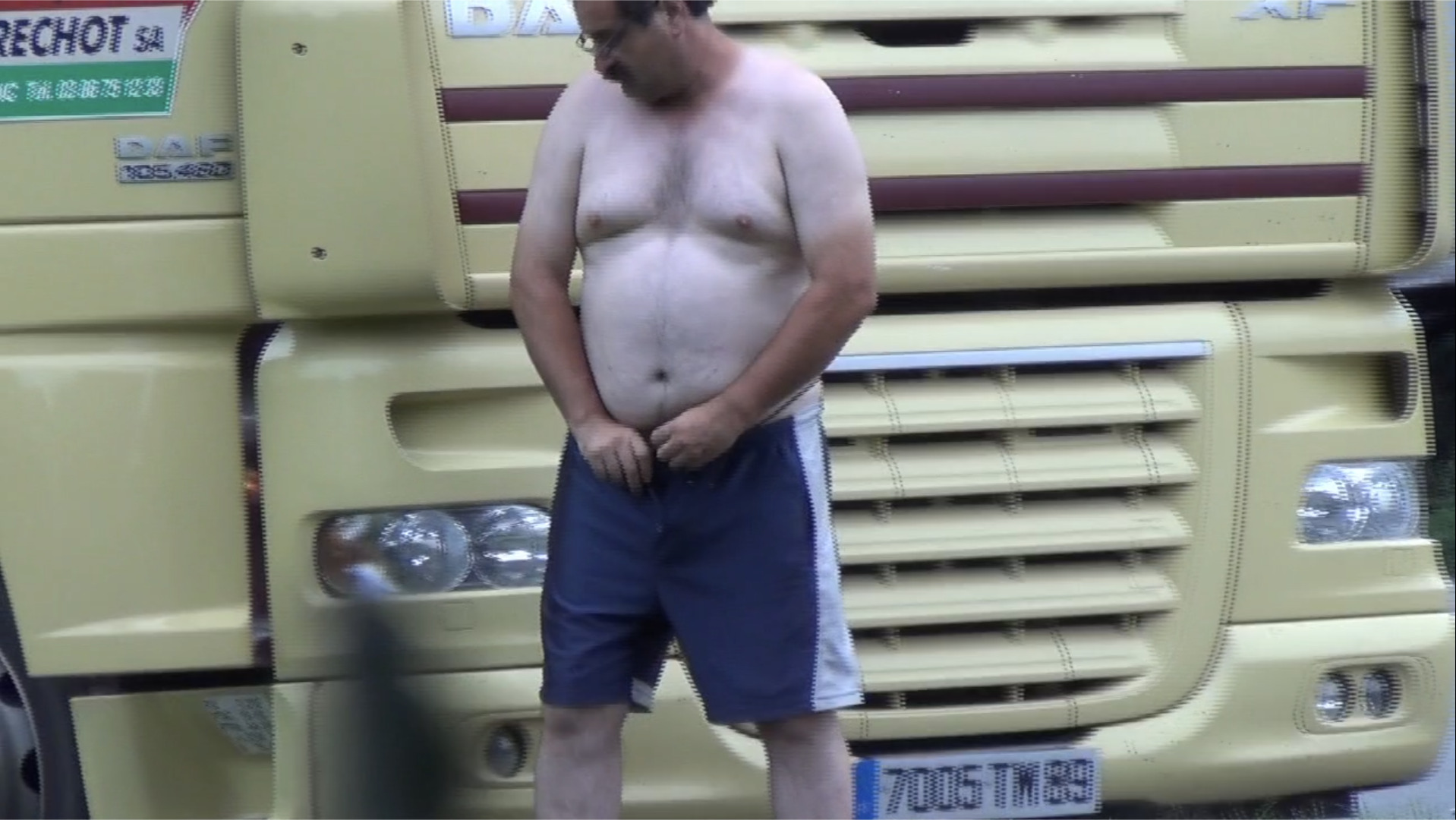 Truckers pissing - video 2