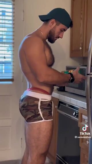 Muscle bottom makes bf breakfast