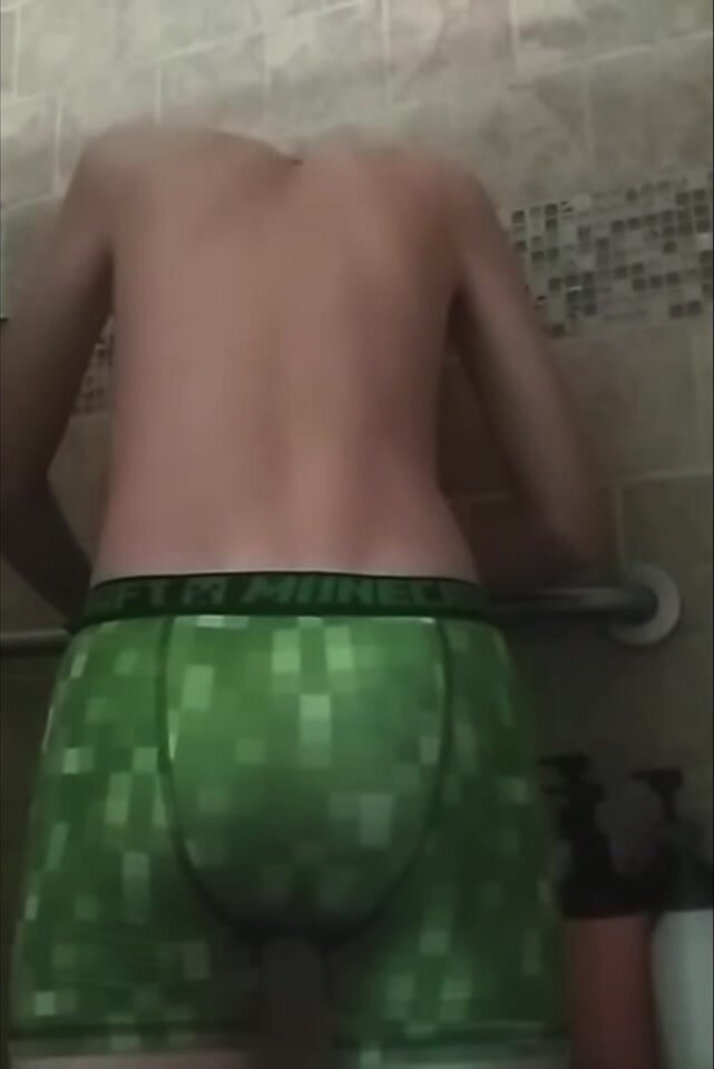 Pooping in my Minecraft boxers