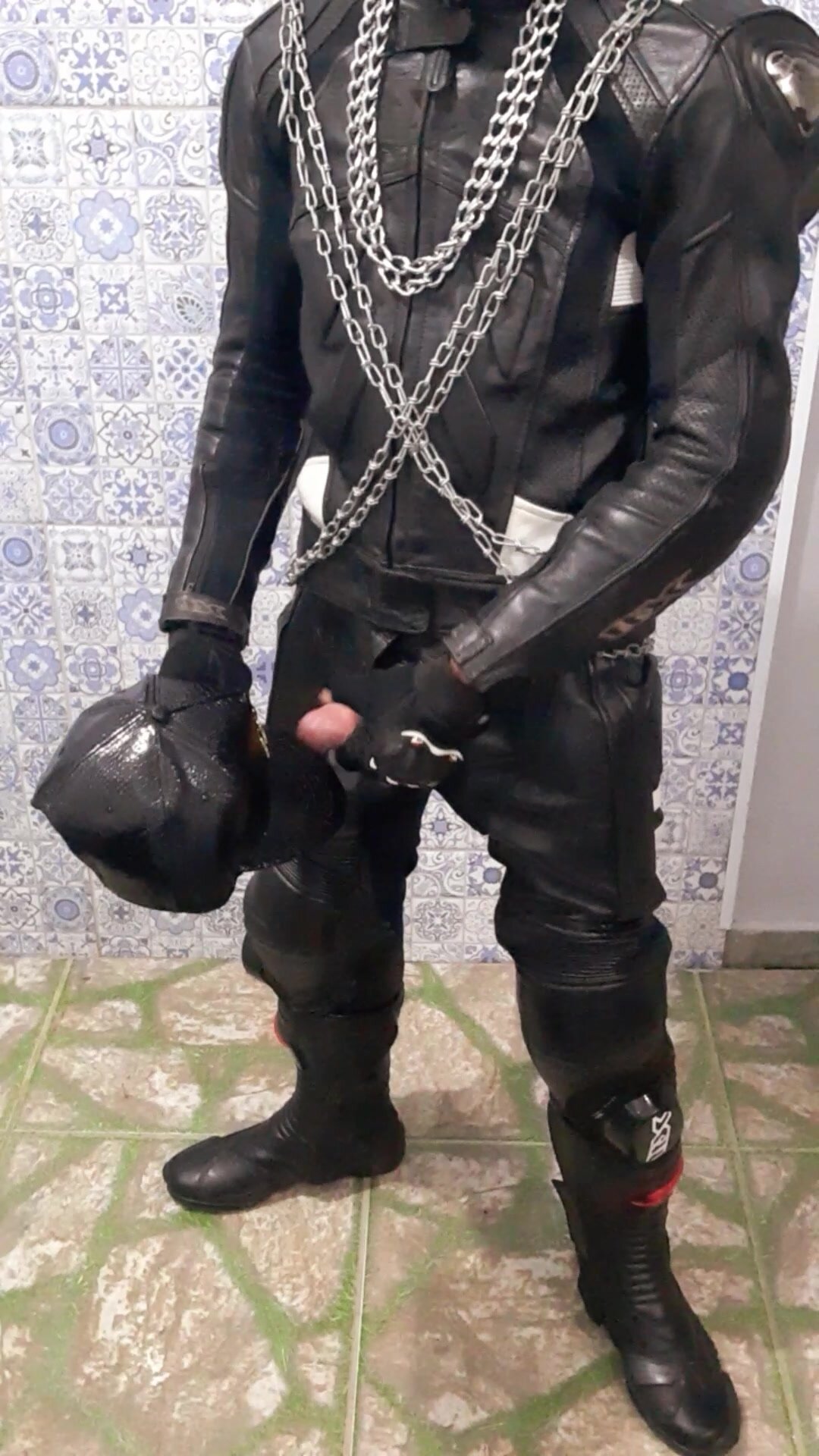 Biker with multiple chains,cumming in the cap
