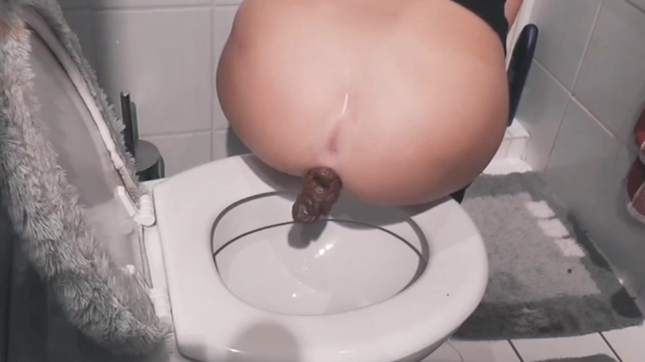 girls shitting in the toilet