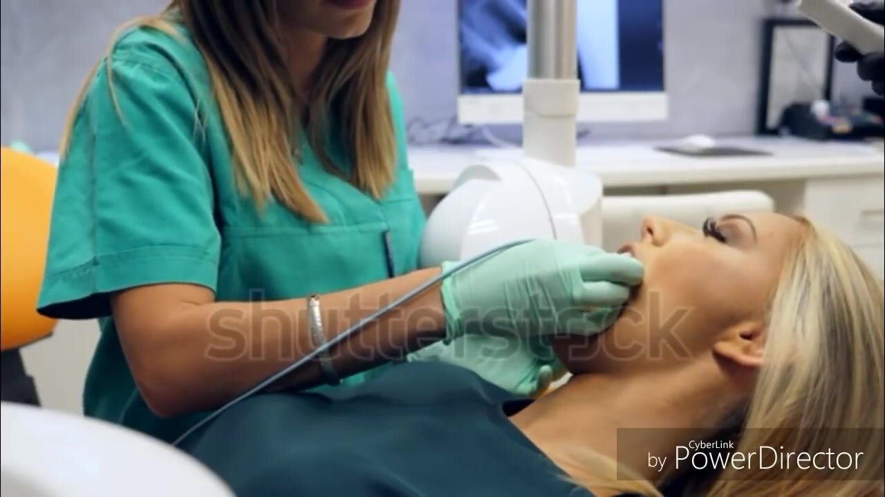 Teeth scaling on female patient