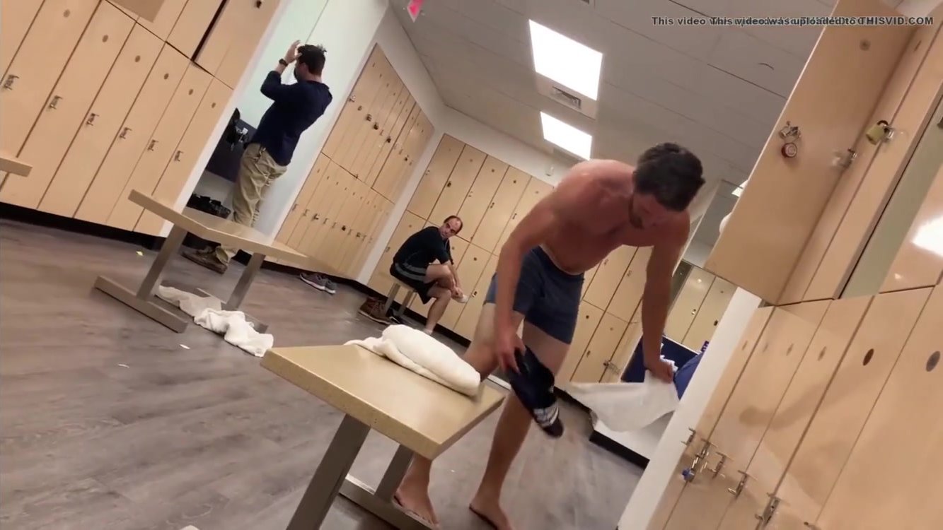 Showers & Locker Rooms: Spy cute guy changing… ThisVid.com