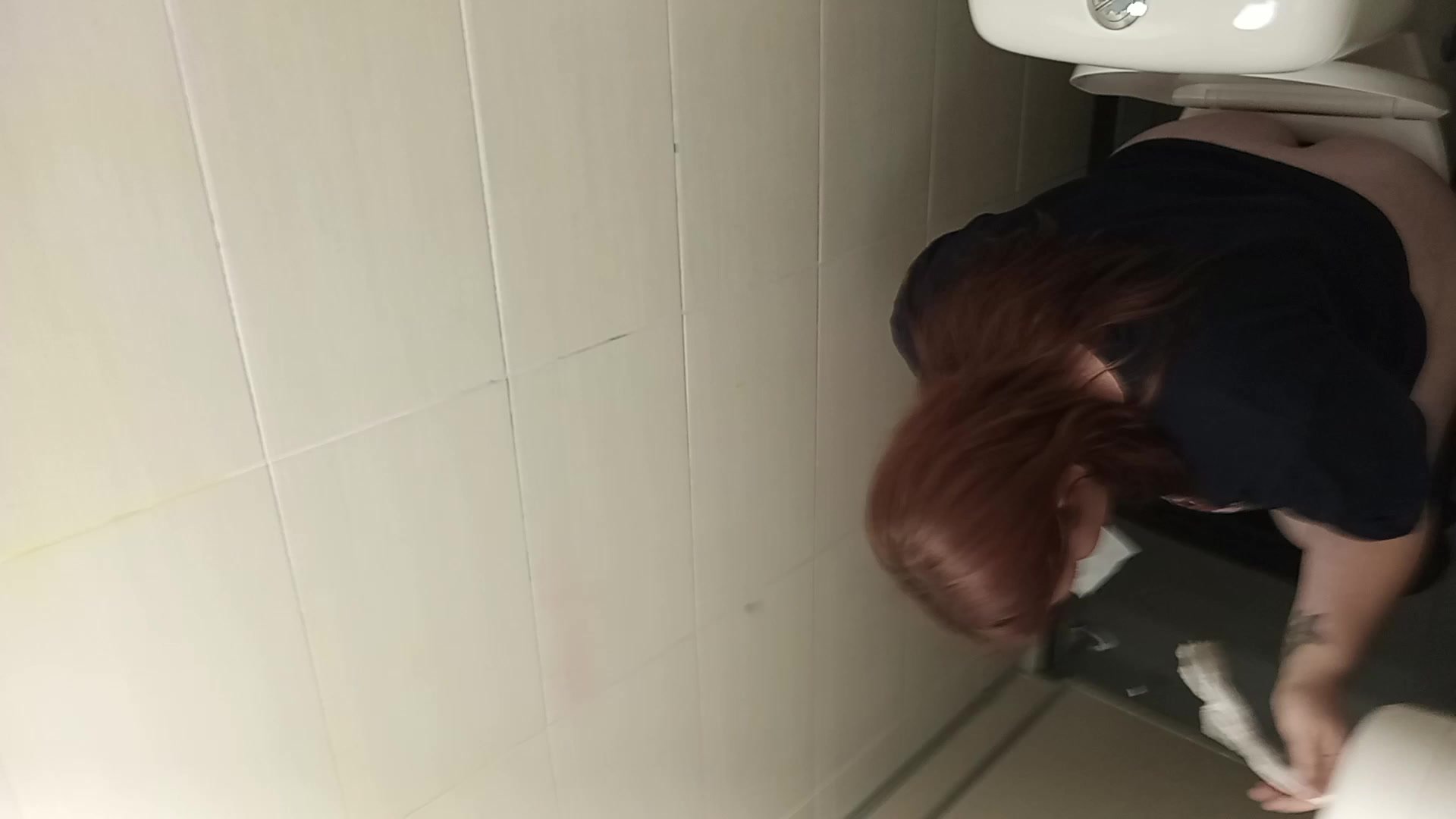 Girls toilet spy - video 4