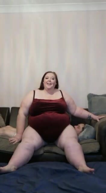 BBW buttdrops on couch