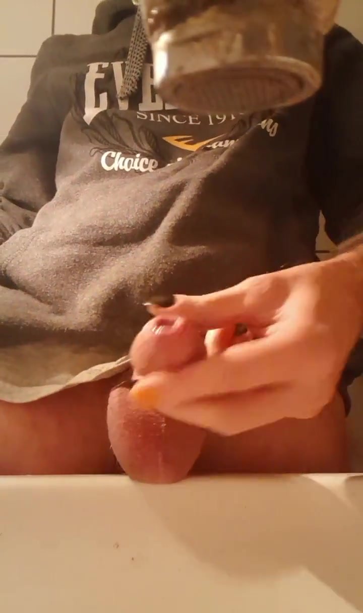 Pissing in the sink - video 29
