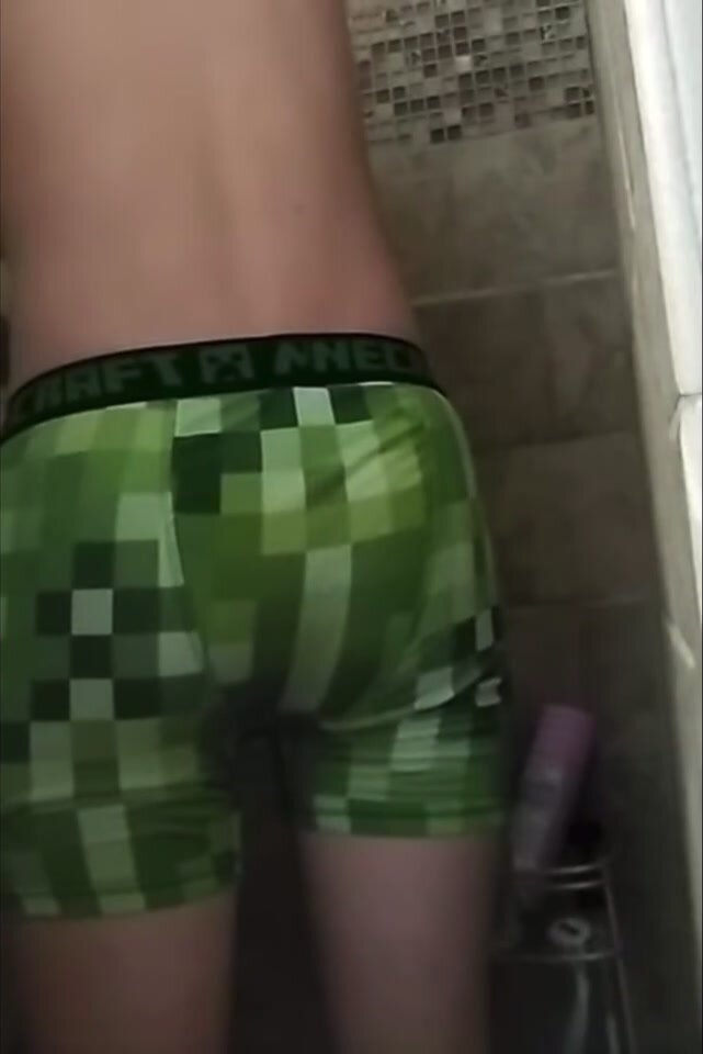 Pooping in my Minecraft boxers again