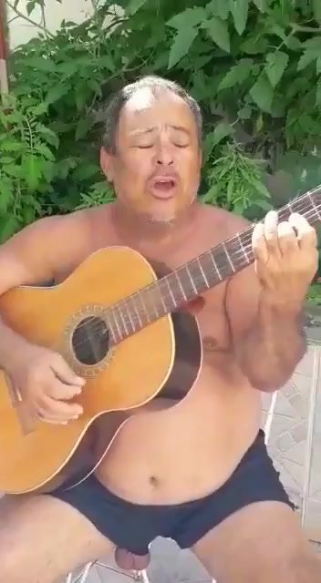 Viejo gordo canta con las bolas afuera