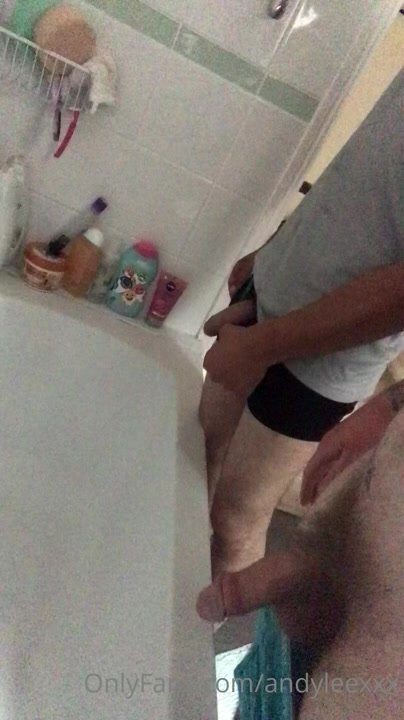 two brit friend piss in the bath