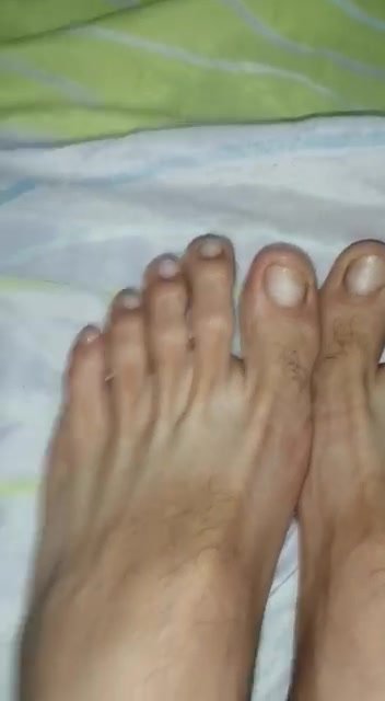 Toes wiggling - video 3