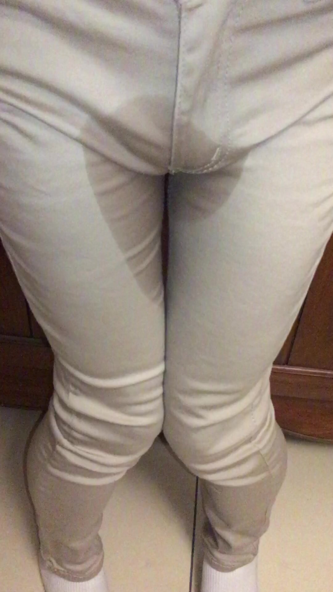 Asian bottom pissing skinny jeans (part 1)