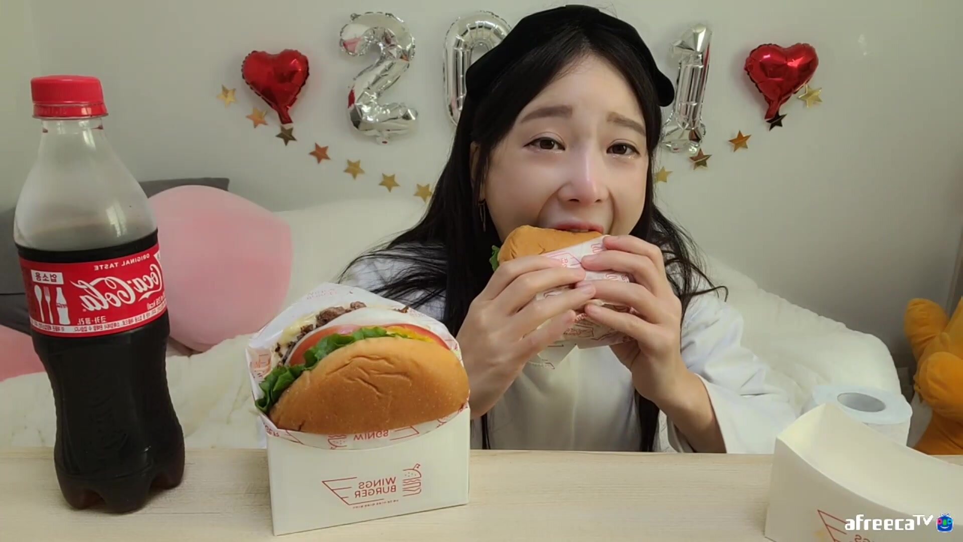 Cute young Korean streamer eats 2 burgers (no sound)