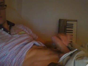 Straight guy wanking on cam - video 9