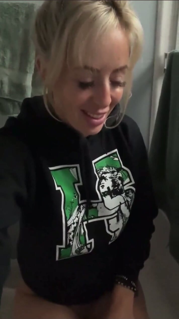 Sexy white girl pissing