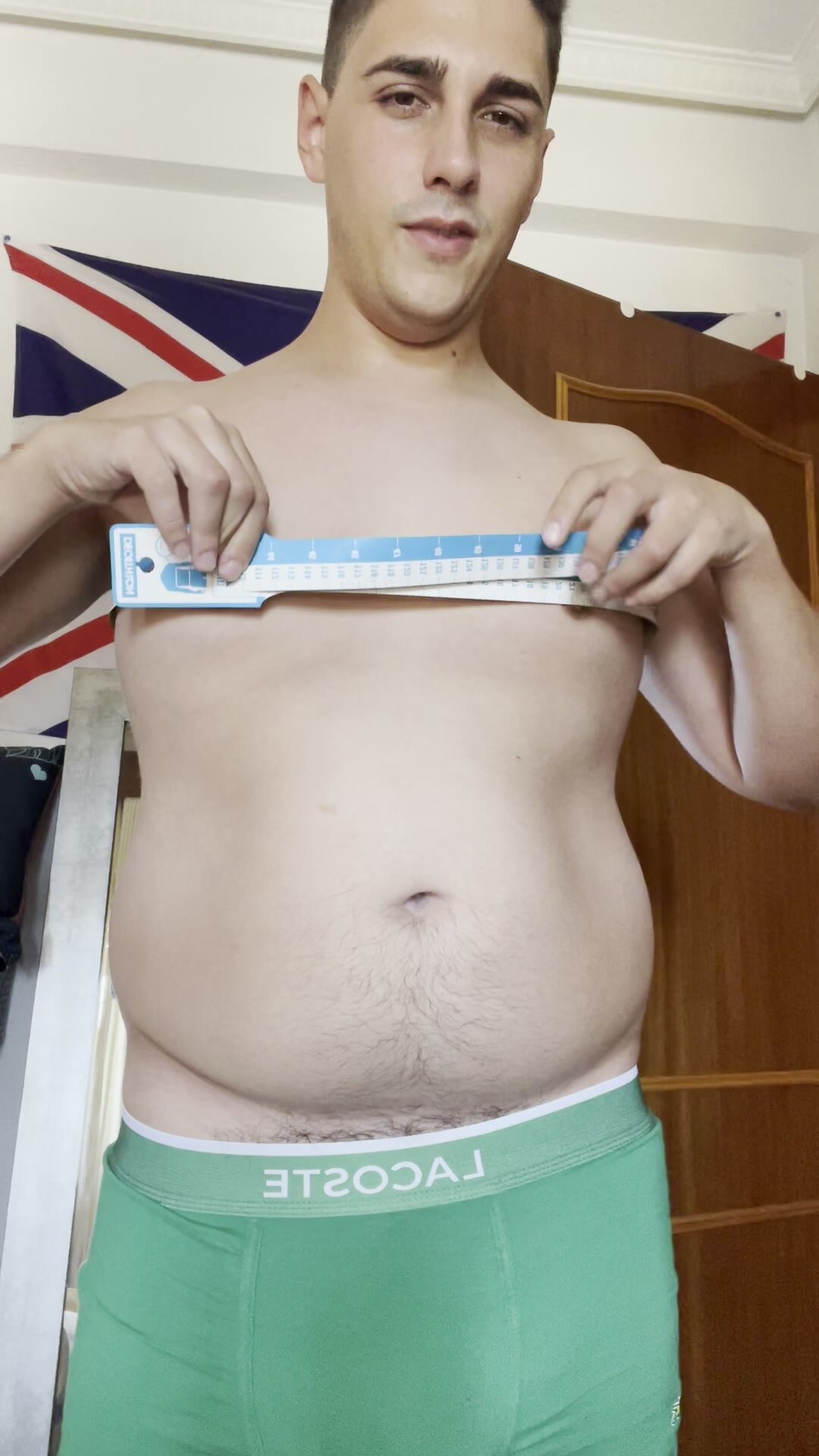 gainer measuring his fat