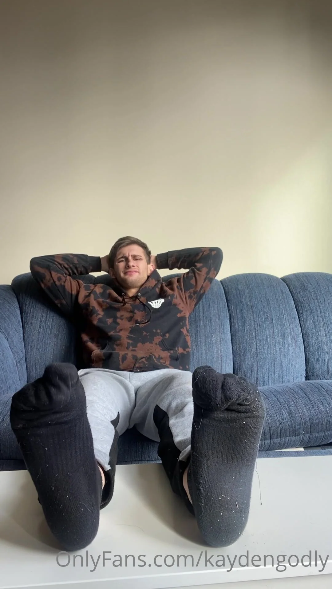 Jock Kicks Up His Feet - ThisVid.com