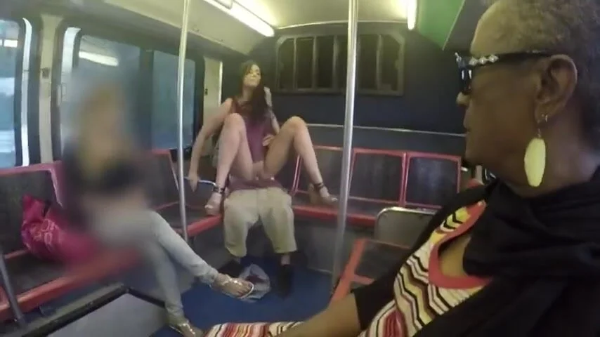 Chick Rides - Chick rides a guys dick on public MTA bus - ThisVid.com en anglais