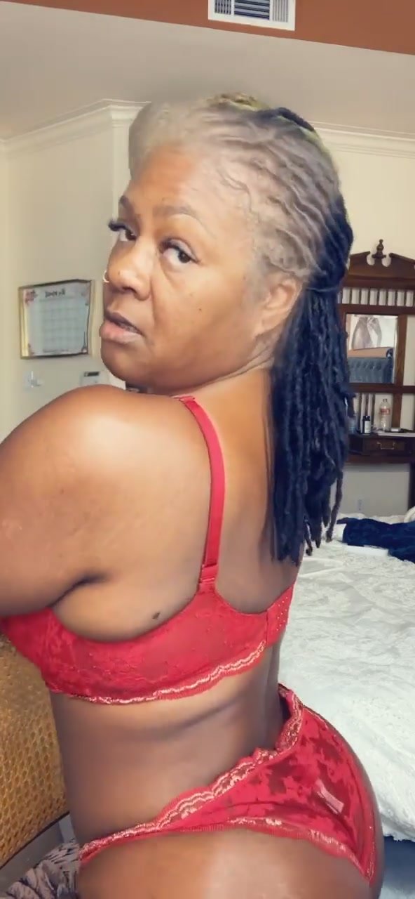 Sexy ebony granny twerks her big ass