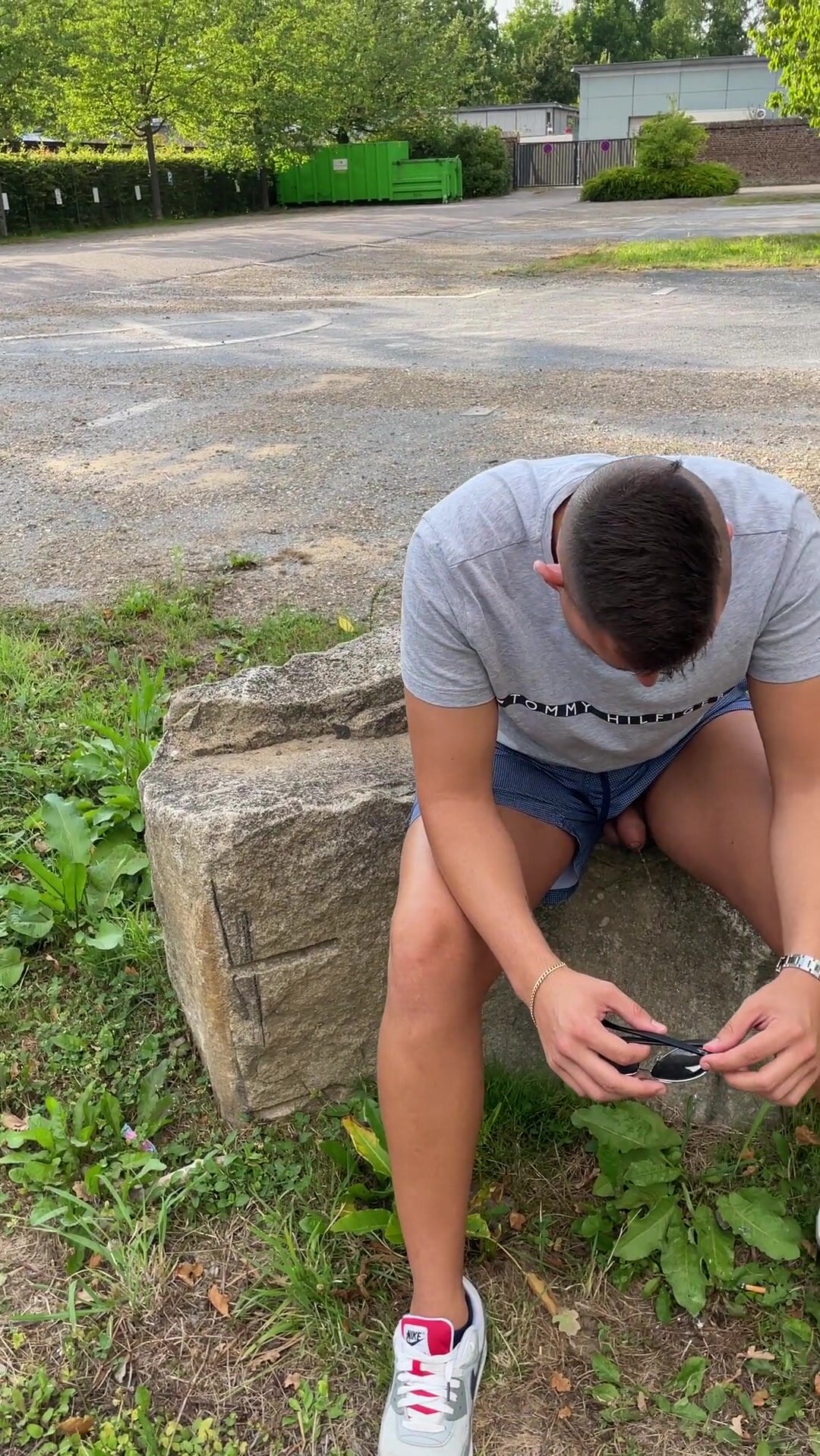 filming his friend pissing in public - video 2