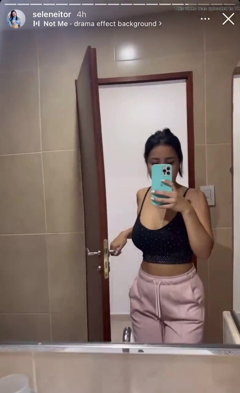 Instagram spanish Latina rushes to the toilet