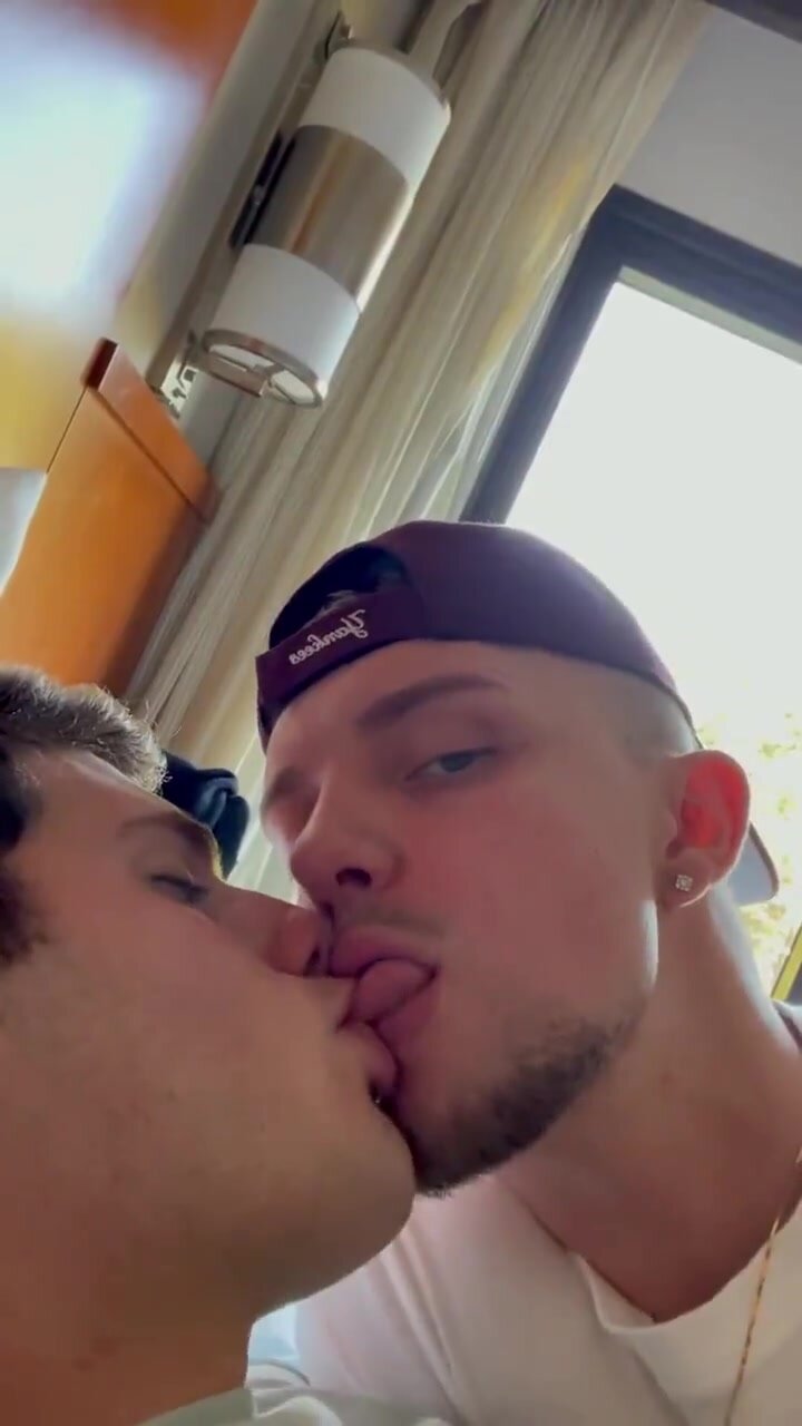 Hot Guys Kissing