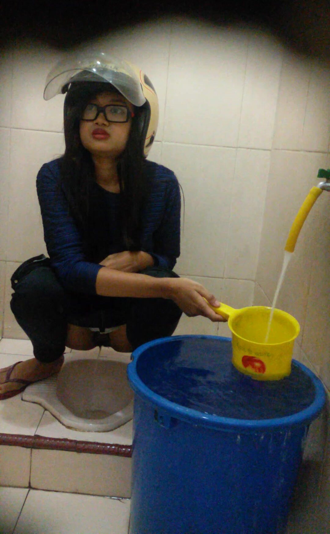 Ngintip toilet spbu