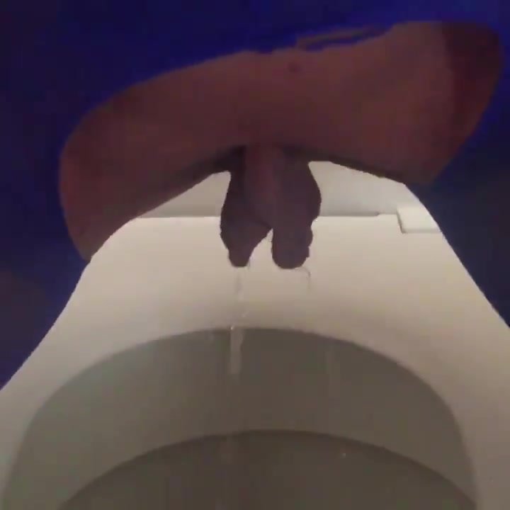 Long pussy flaps pisses into toilet hovering above