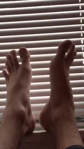 Sexy toes wiggling