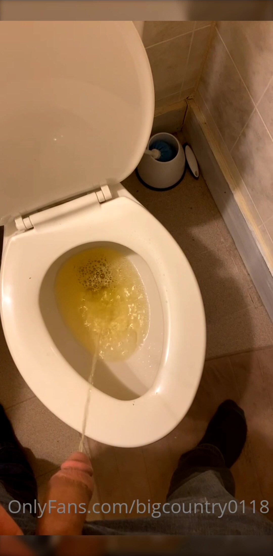 Long toilet piss - video 2