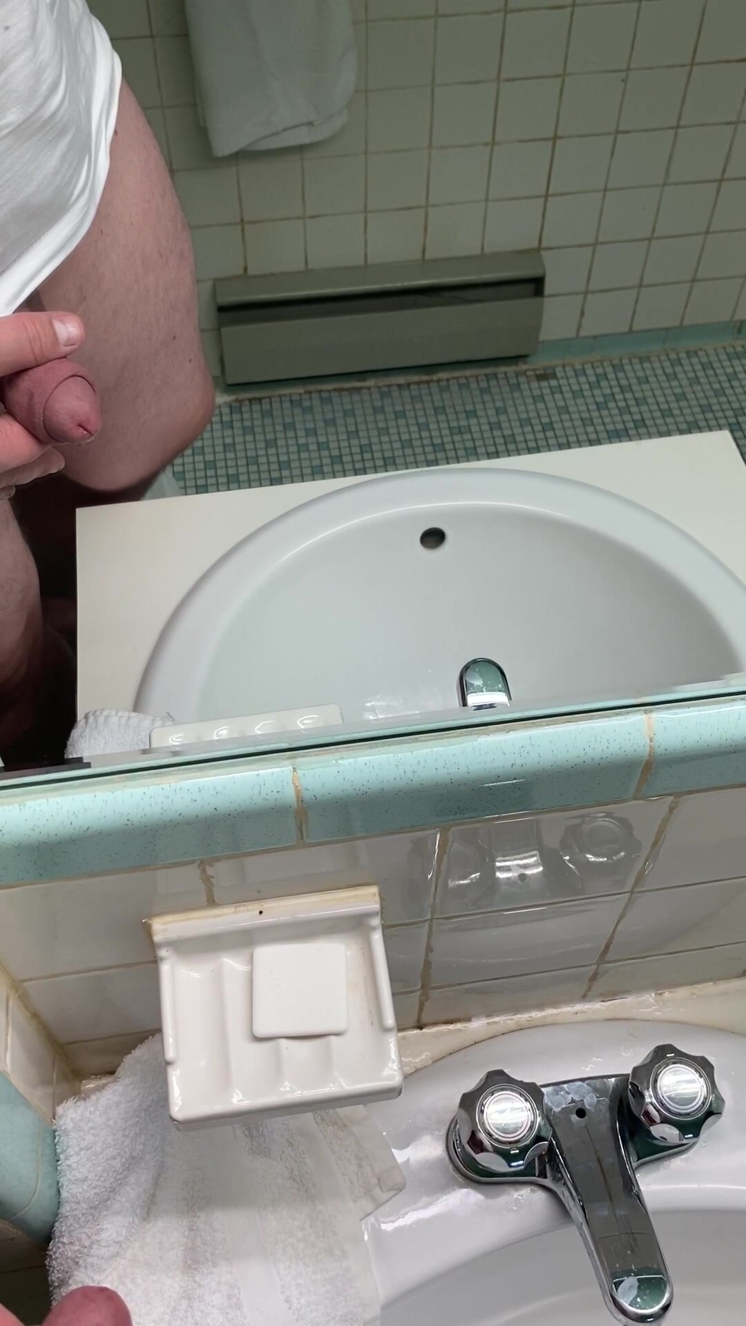 Cheap Motel - Trashing the bathroom's vanity