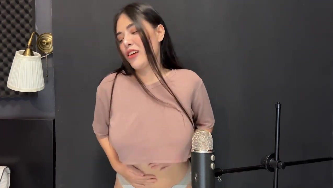 asmrwan rubbing oil on her chubby belly
