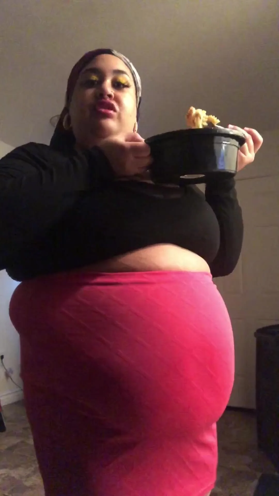 Bbw stuffing huge fat belly - video 2 - ThisVid.com en anglais