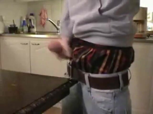 sagger boy cumming in the table