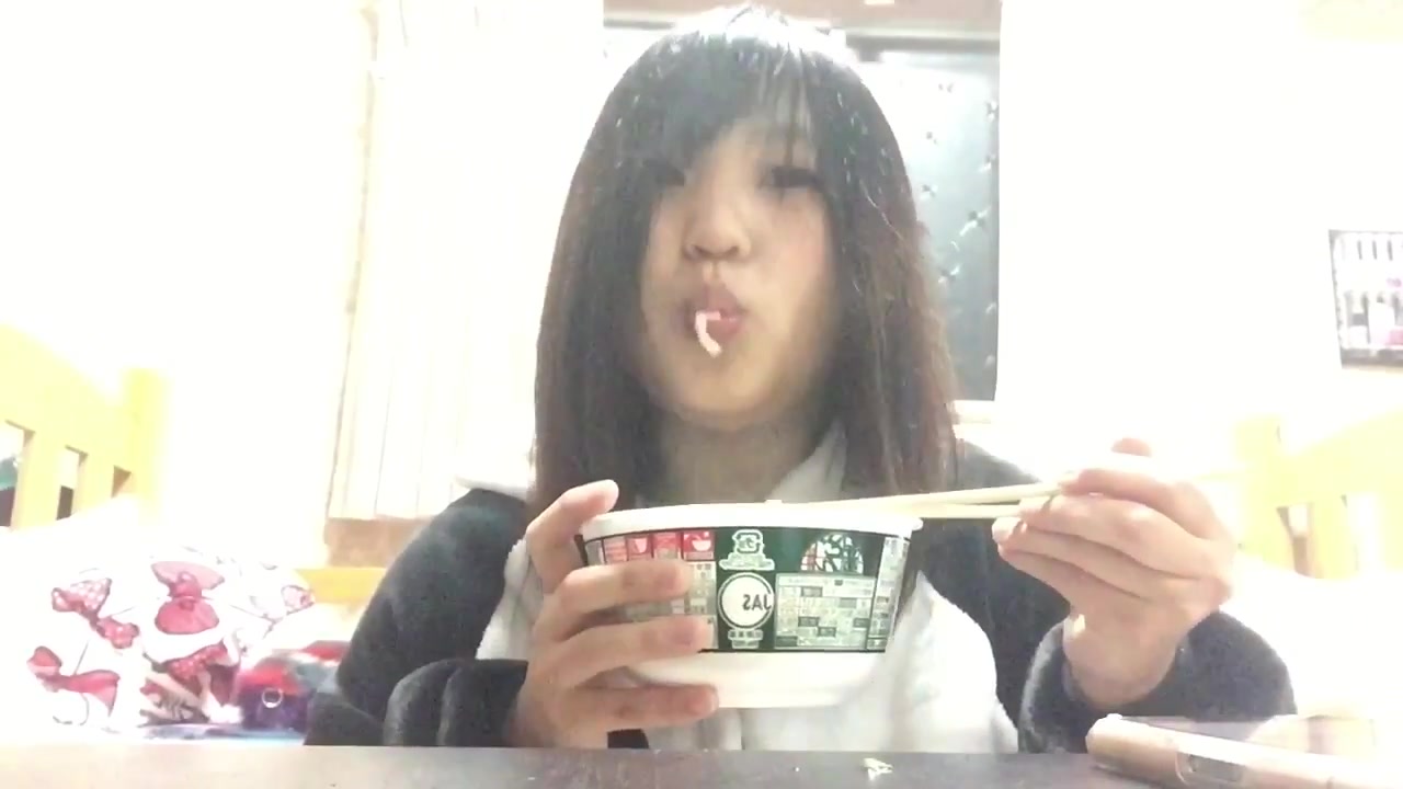japanese girl swallow noodle without chewing