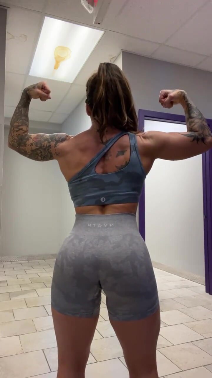 Sucha good girl shows off her gains