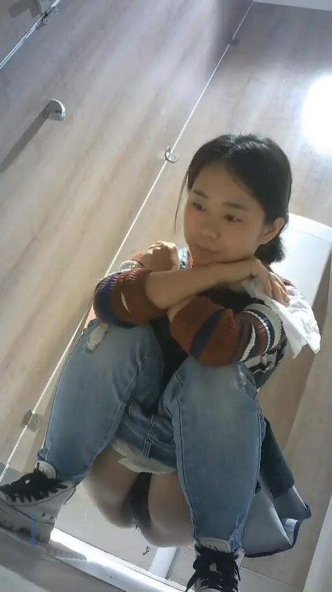 Cute Chinese women caught pissing in publicsquat toilet
