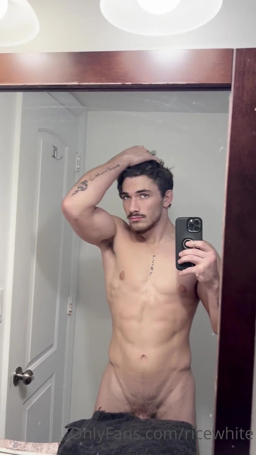 Stud tease in the mirror - ThisVid.com