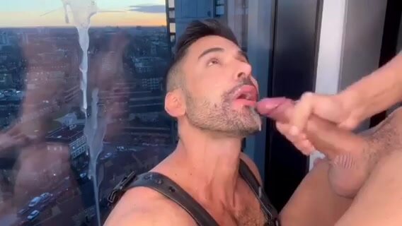 Hot guy blowing a nice cock