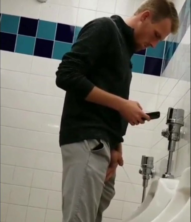 Spy an autralian cut guy pissing in the bathroom