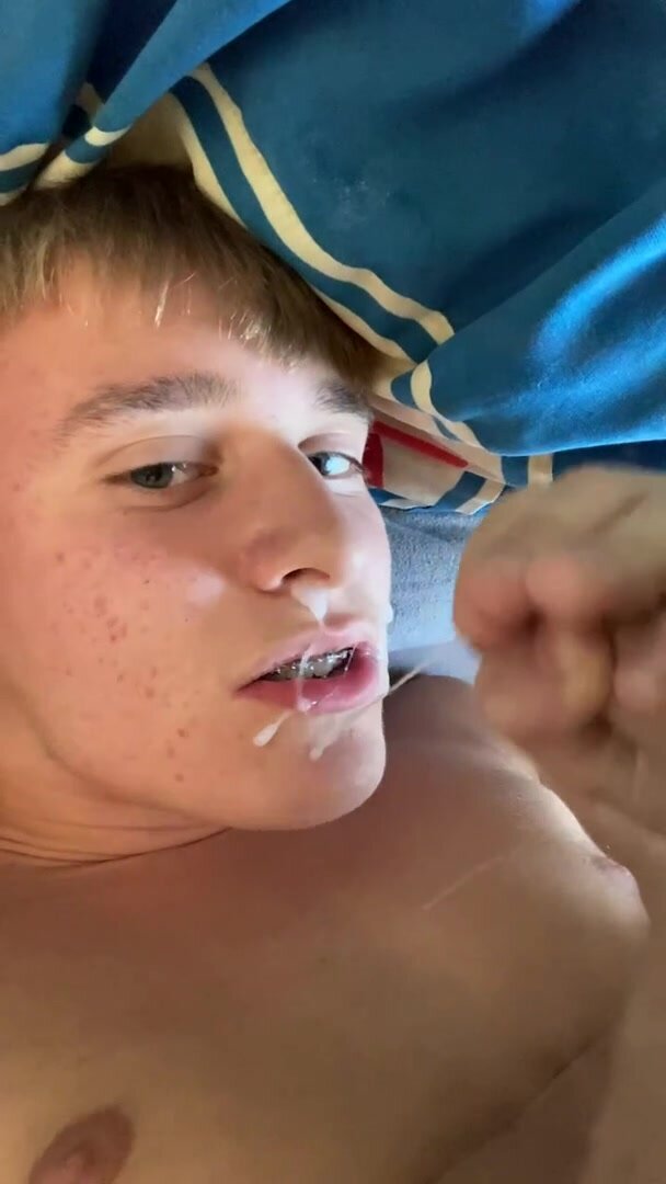braces guy cumming on own face and in own mouth