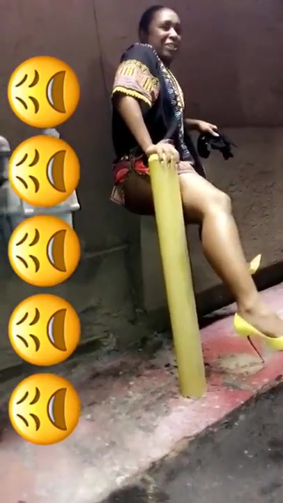 Desperate amateur Ebony pissing outside