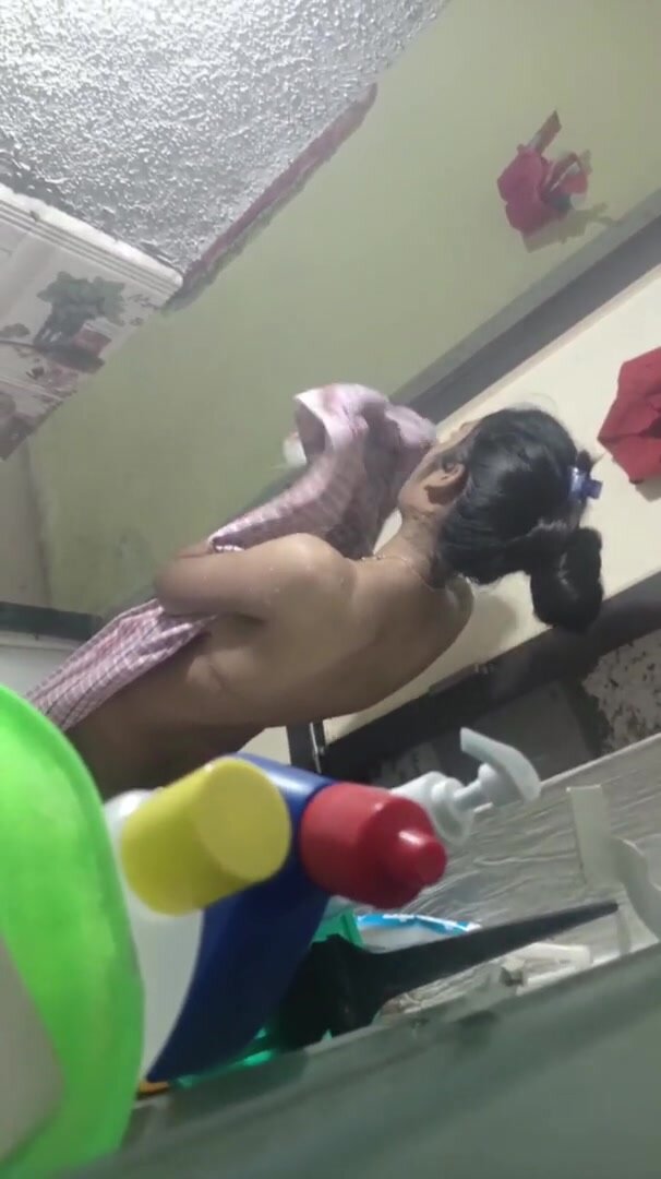 Indian Teen Bathroom - Indian Desi teen girl bath - ThisVid.com