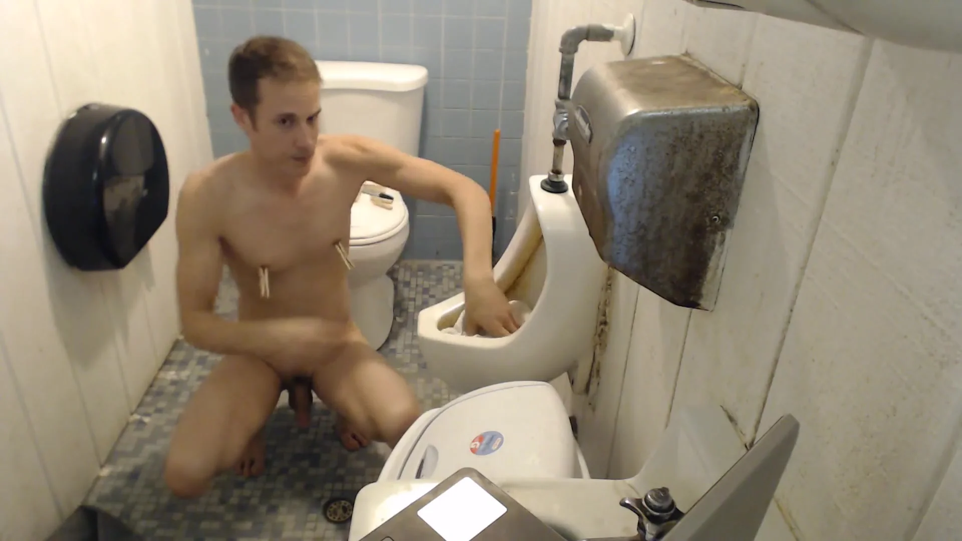 Sextoymatt cleaning urinal - ThisVid.com