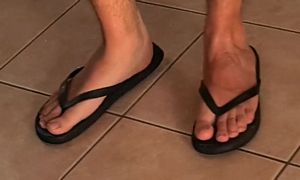 Alex friend, feet in black havaianas