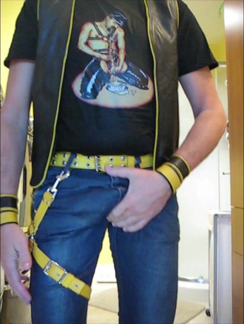 Piss condom + piss leather t's + J lube  suite28-2-2022