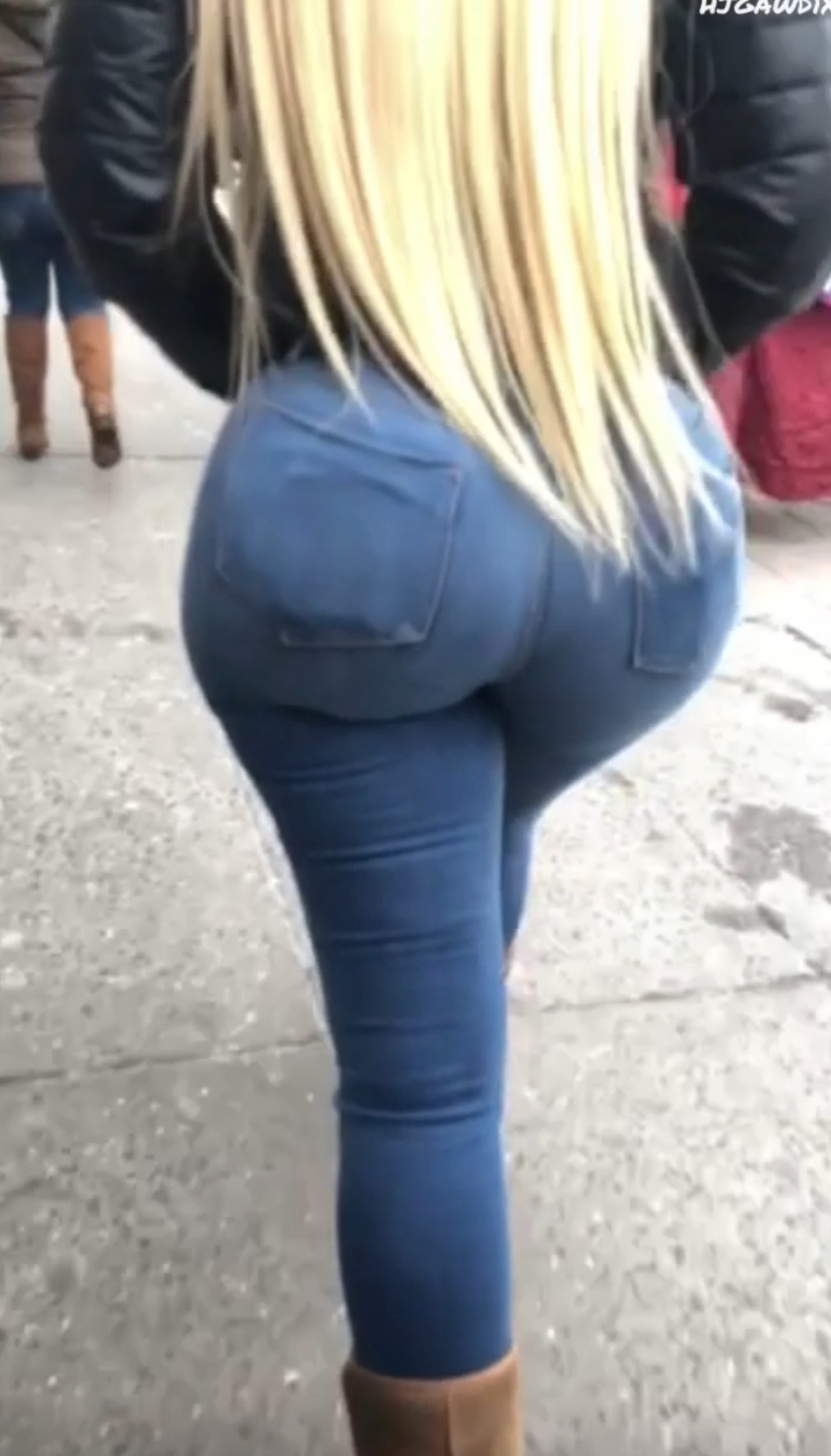SEXY FERTILE PERFECT ASS IN JEANS CANDID