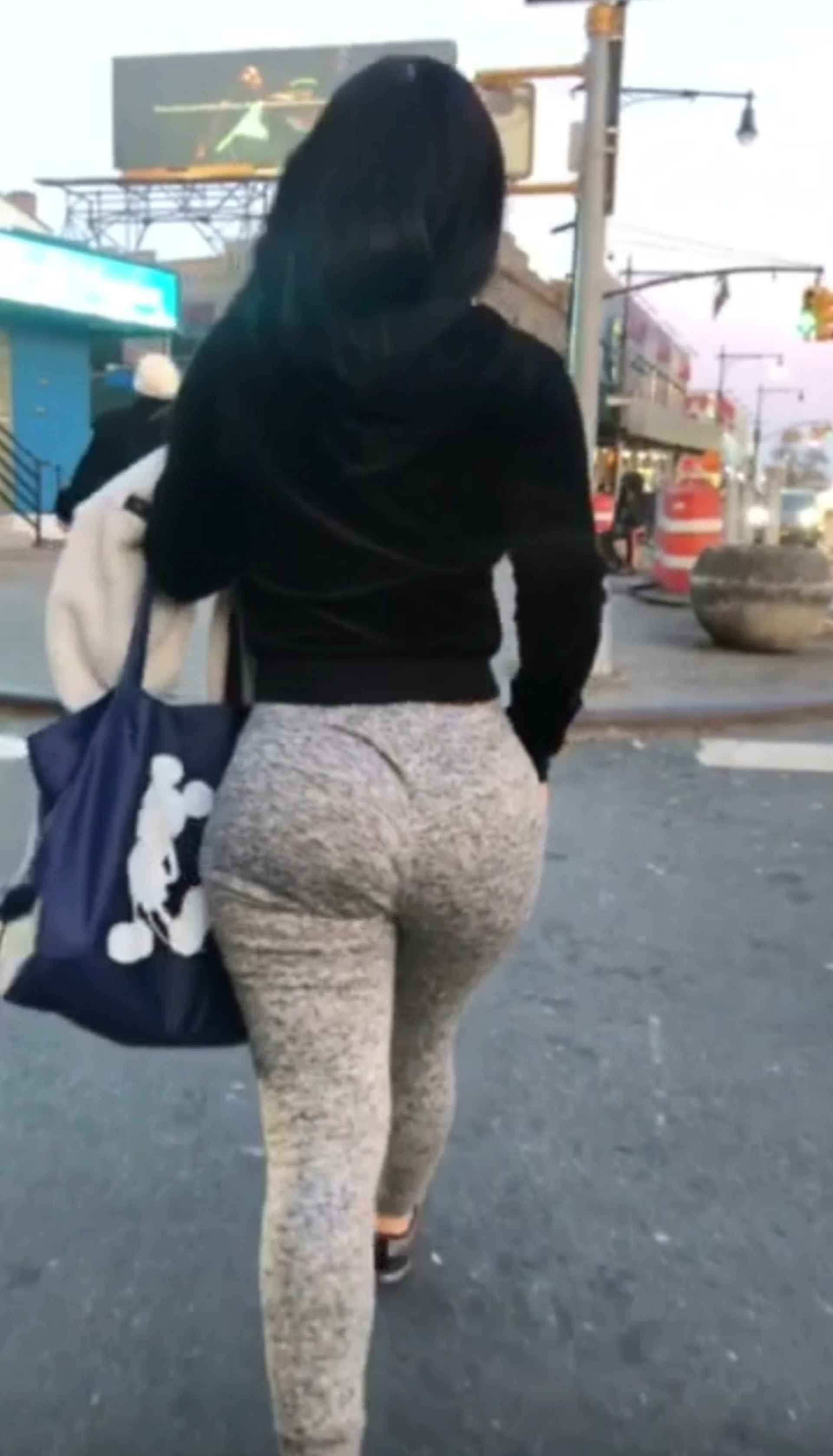 HUGE LATINA BUBBLE IN SWEAT PANTS CANDID