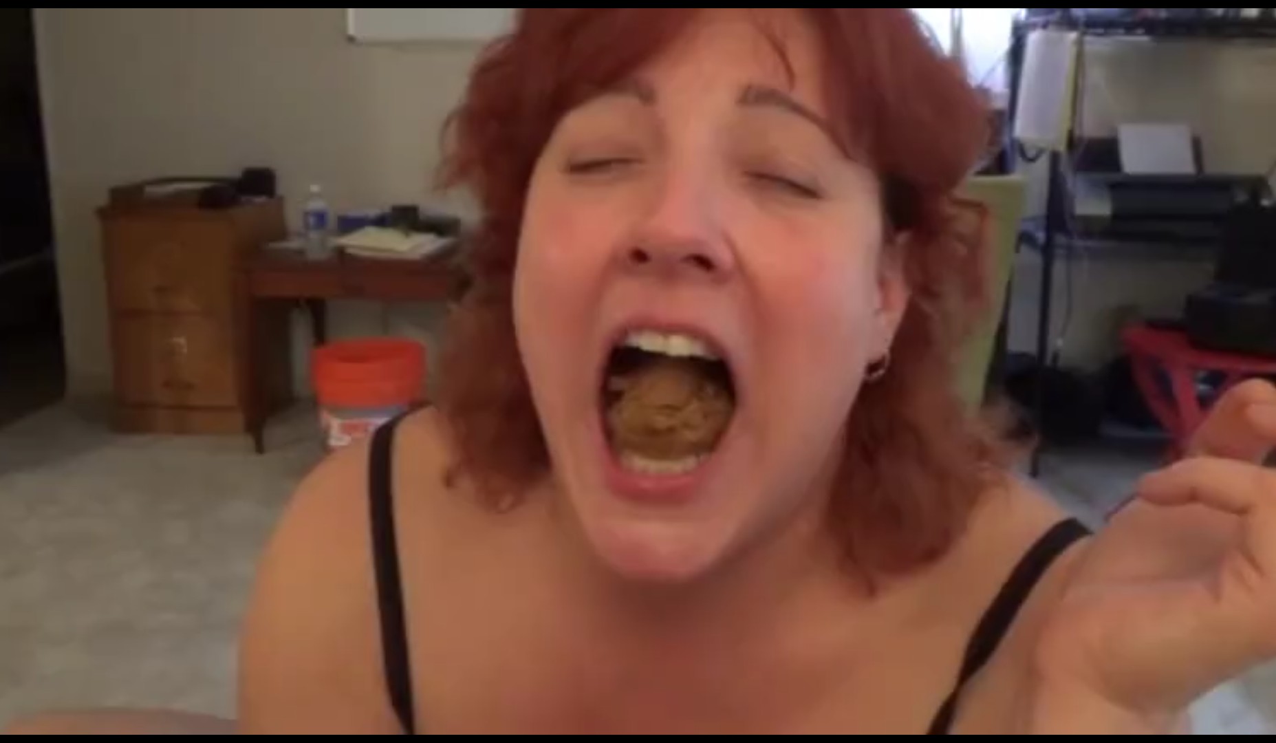 Mulher comendo a merda do homem